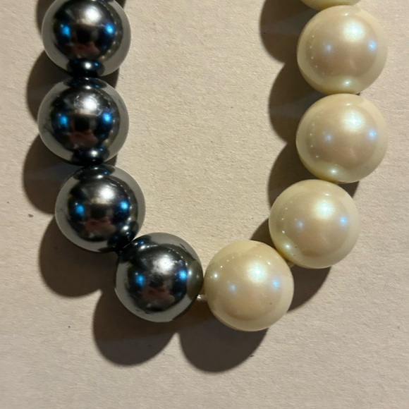 🎱 Lia Sophia Black and White Pearl Necklace - Picture 4 of 4